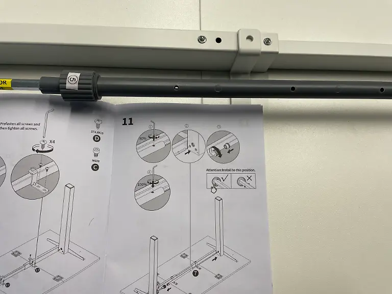 Höhenverstellbarer SChreibtisch Agilestic verwirrende Anleitung Querstange MOtor.jpg